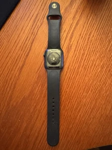 Apple Watch SE (GPS) 40mm Boîtier en Aluminium Gris Sidéral avec Bracelet Sport Minuit... - Photo 1 sur 3
