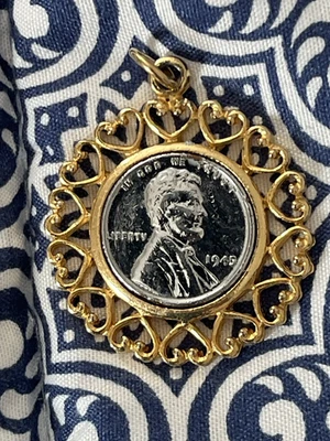1945 Silver Colored Lincoln Penny Coin in Gold Colored Pendant - Image 1 of 4