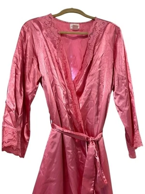 Amoureuse 粉色缎面长袍带蕾丝装饰中号 — 第 1/4 张图片