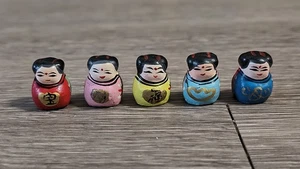 Vintage Miniatur chinesische Ton Puppen in traditionellen Volkskostümen 0,5" groß - Bild 1 von 5