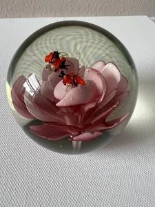 Vintage Art Glass Pink Flower Butterflies Figurine Crystal Paperweight Avita 2.5 - Picture 1 of 8