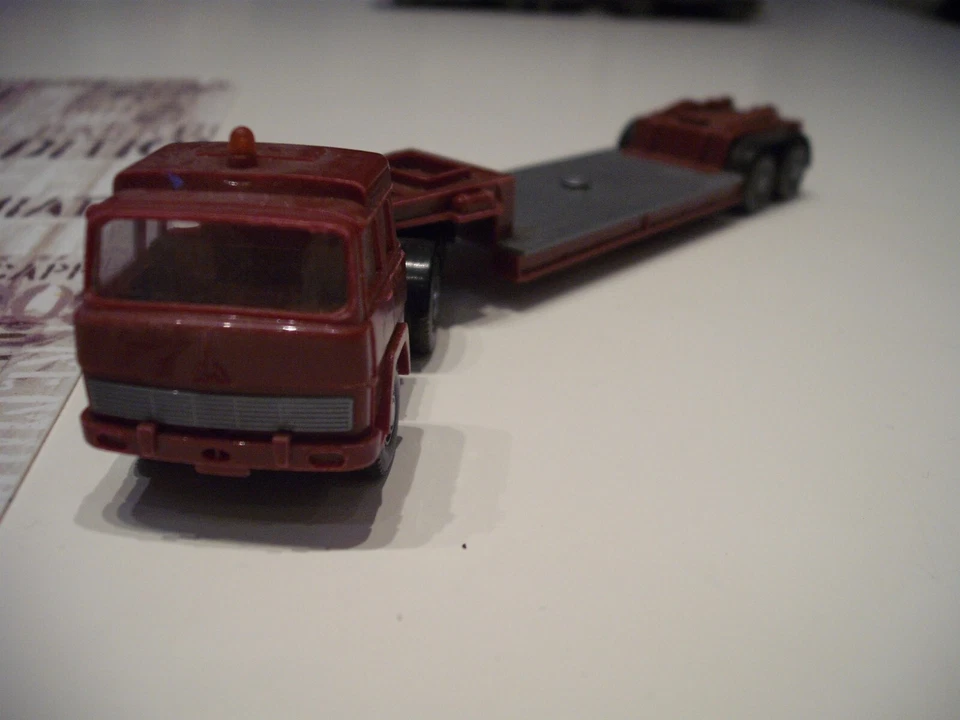 Wiking Magirus  mit Warnlicht und  Tieflader  -5  achser Weinrot  1:87 HO - Bild 1 von 1