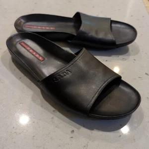 Sandalias de cuero con logotipo de Prada zapatos para hombre talla 13 EE. UU. 12 Reino Unido cuero negro deslizable - Imagen 1 de 14