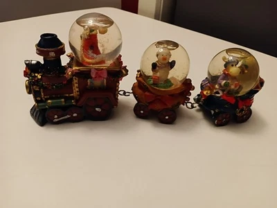 Globo de nieve de Navidad Santa, conjunto de tren de amigos clásico de vacaciones  Foto 1 de 4