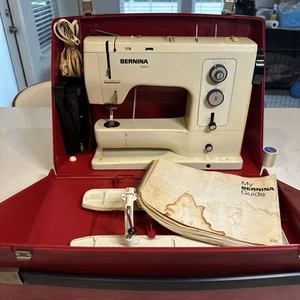 Macchina da cucire vintage Bernina Record 830 completa con custodia accessori testata funzionante - Foto 1 di 17