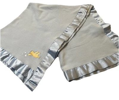 Cobertor de bebê clássico pooh azul waffle tecido cetim babado acabamento Disney vintage - Imagem 1 de 4