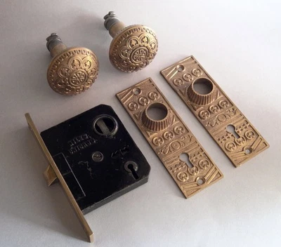 Антикварный набор врезных замков Niles с дверными ручками и задними панелями Eastlake - Изображение 1 из 4