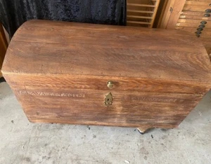 Truhe von 1730 Runddeckel Eisenbeschläge antik Eiche Holztruhe alt massiv Kiste - Bild 1 von 12