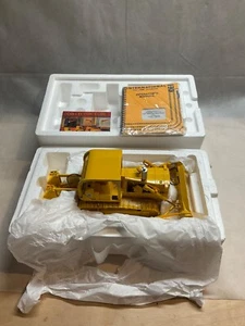 International brand, TD-25 Crawler, 1:25 scale collectable models. - Picture 1 of 10