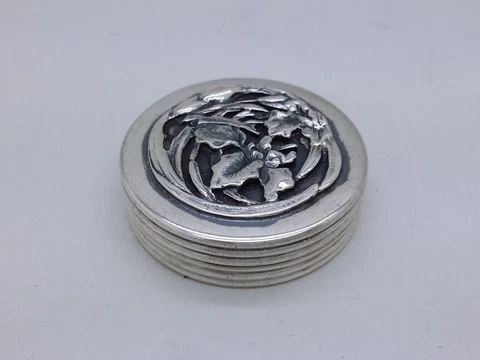 Solid Silver Foliate Decoated Pill Box by Robert Glover 1978 London - 34g Cover