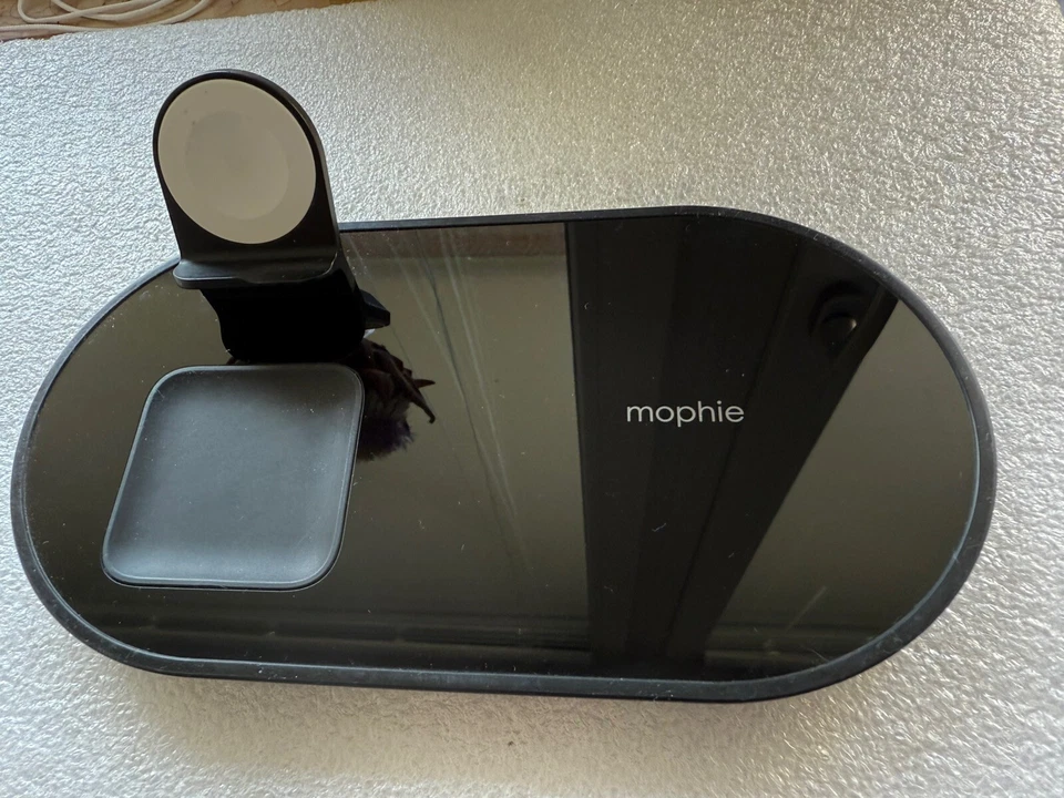 mophie 3-in-1 wireless charging pad für iPhone, AirPods und Apple Watch - Bild 1 von 4