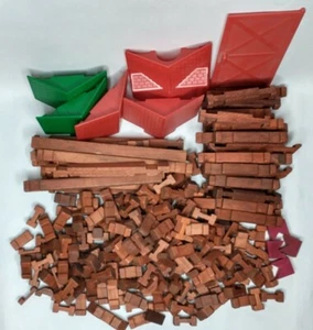 Vintage Playskool Lincoln Logs Lot dunkelrotes Holz mit Kunststoffdächern - Bild 1 von 12
