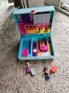 Polly Pocket Pocket World Mini Middle School Compact 2018 Mattel con muñecas - Imagen 1 de 4