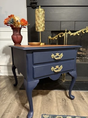 Mesa auxiliar/soporte de noche vintage pintado a mano pendiente Foto 1 de 4