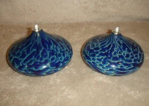 Lote de (2) lámparas de aceite de vidrio artístico vintage de 4" de ancho firmadas con fecha azul remolinos ¿nuevas? - Imagen 1 de 19