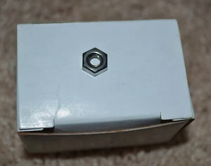 Lote de 199 tuercas hexagonales McMaster-Carr #8-32 x 11/32”W x 1/8”H SS 91841A009 - Imagen 1 de 5