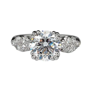 Anillo de boda de diamantes cultivados en laboratorio con certificación IGI de corte redondo de 2,30 quilates de oro blanco de 14 quilates - Imagen 1 de 13