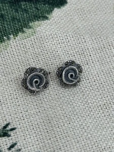 Pendientes vintage de plata 925 con tachuelas de flor de rosa de marcasita - Imagen 1 de 9