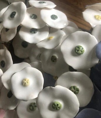 Cinco (5) flores blancas pulidas de tallo largo de 15" con pistilos verdes hechas en Polonia Foto 1 de 4