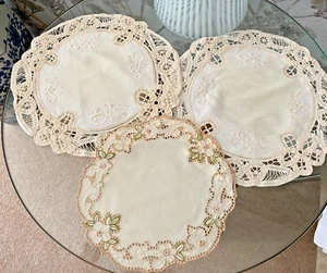 3 VINTAGE ELFENBEIN/CREME BAUMWOLLE TISCHSETS/DECKCHEN ~ STICKEREI BATTENBURG SPITZE 11" - Bild 1 von 2