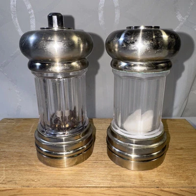 Salero y molino de pimienta Olde Thompson de acero al carbono Foto 1 de 4