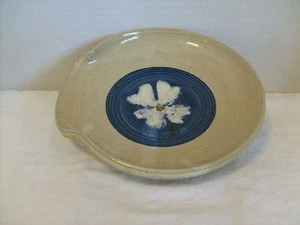 Plato de cerámica de caballo gris de Carolina del Norte decorado con una flor azul y gris 6" - Imagen 1 de 3