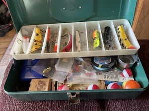 Tackle Box Huge Lot Vintage Antique New & Used Fishing Equipment Lures Bobbers - Bild 1 von 23