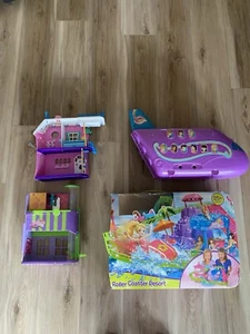 Lote Polly Pocket - 2004, 2008, 2013 Avión Montaña rusa Resort Café Lake - Imagen 1 de 11
