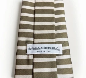 Corbata de seda a rayas Banana Republic verde oliva beige marfil clásica 4x59" Italia - Imagen 1 de 15