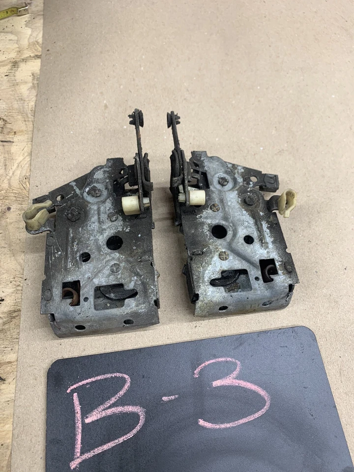 1979 1980 1981 1982 FORD MUSTANG MERCURY CAPRI EARLY DOOR LATCHES MECHANISM PAIR - Image 1 of 4
