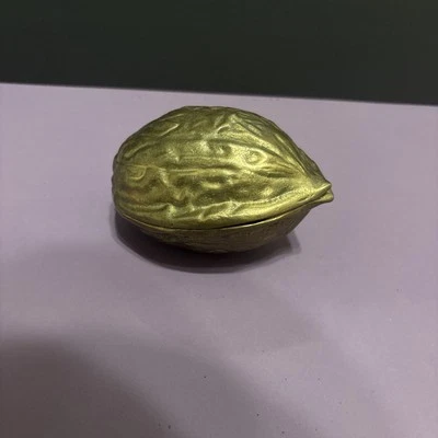 Cascanueces vintage de metal de latón pesado de 5” con forma de nogal años 50 Foto 1 de 4