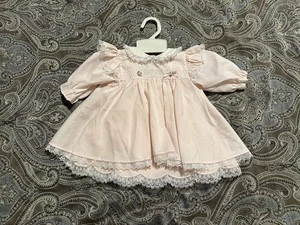 Vintage Baby Rosa Alexis Rüschen Spitze Schürze Rüschen Party Kleid 0-3 Monate Hergestellt in den USA - Bild 1 von 6