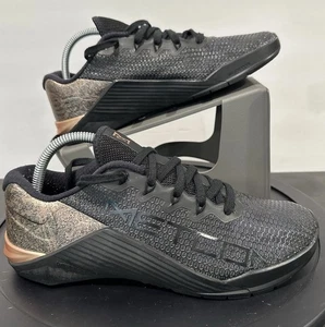 Nike Metcon 5 Scarpe Donna 9.5 Nero Oro Rosa Palestra Allenamento Atletico Sneakers - Foto 1 di 20
