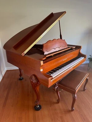 Piano de cola y banco Samick Cherry Baby Foto 1 de 4
