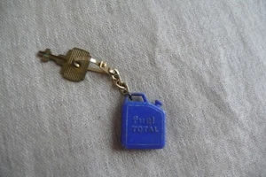 PORTE CLES BIDON D'ESSENCE COULEUR BLEU AVEC LA CLE FUEL TOTAL. - Picture 1 of 3