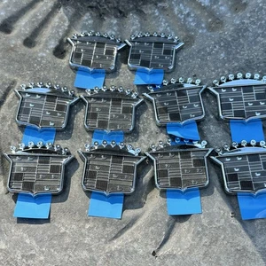 Lot Of 10 New Vintage OEM # 25676201 CADILLAC General Motors EMBLEM Name Plates - Bild 1 von 6