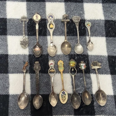 Lote Mixto De 13 Cucharas De Coleccionista De Souvenirs (Varios Estados Y Lugares) Italia  Foto 1 de 4
