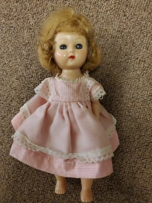 Muñeca de plástico duro vintage, años 50, de unos 7" de alto, sin marcar, ojos azules Foto 1 de 4