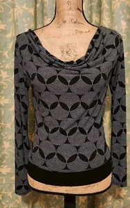 Wrapper Women's M Black & White Geometric Long Sleeve Cowl Neck Fitted Top - Picture 1 of 6
