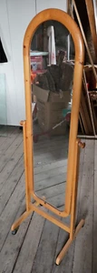 Stand Spiegel Kiefer auf Rollen in sehr gutem Zustand - Bild 1 von 6