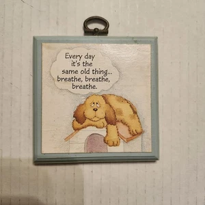 Vintage Punze Plakette Hundebild auf Hundehüttendach - Bild 1 von 2