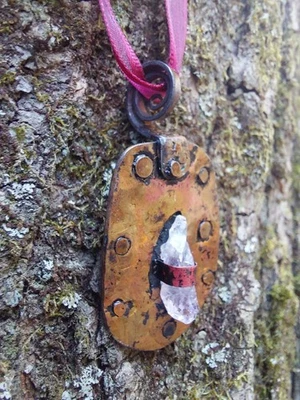 Collar colgante primitivo crudo con punta de cristal de amatista rústico Foto 1 de 4