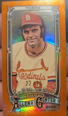 Mini refractor naranja Joe Torre 2025 Topps Allen & Ginter #22/25. Foto 1 de 3