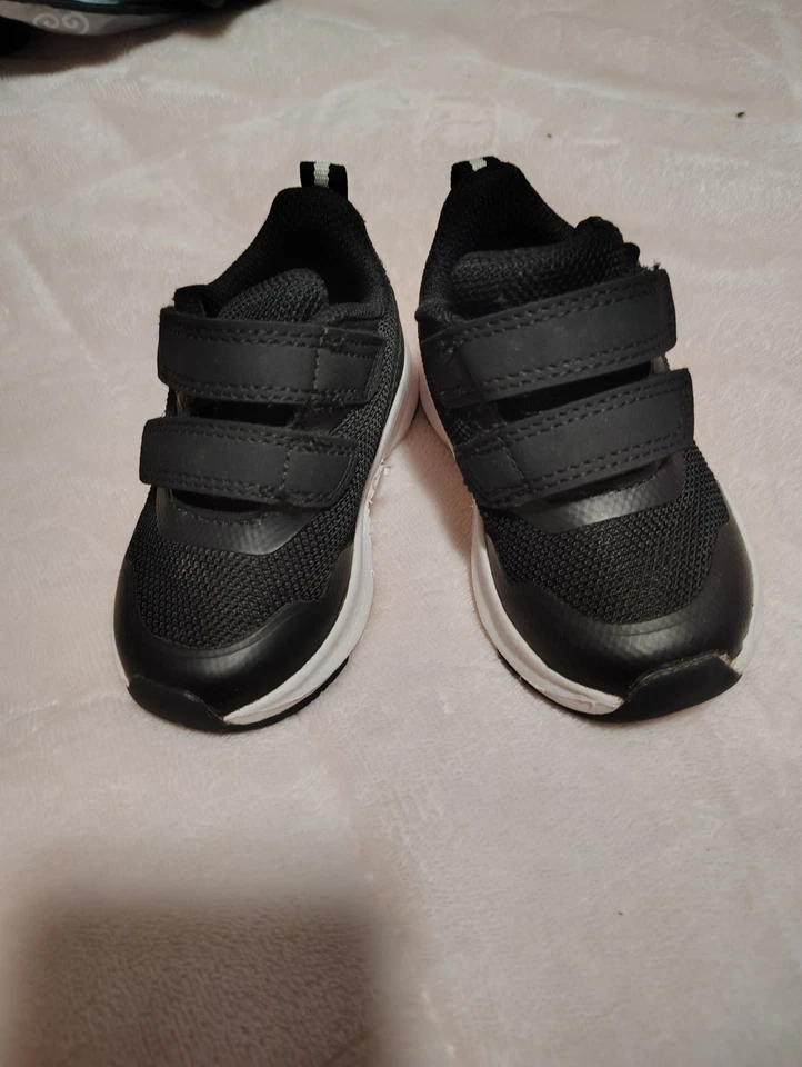 Zapatillas negras Athletic Works para niños pequeños talla 4  Foto 1 de 4
