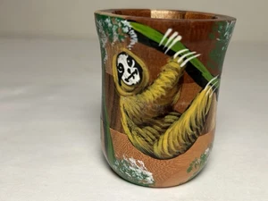 Bicchiere artigianale in legno 2,5" Roatan Honduras bradipo  - Foto 1 di 8