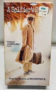 A Soldiers Story (VHS) NEW SEALED!!! - Foto 1 di 8
