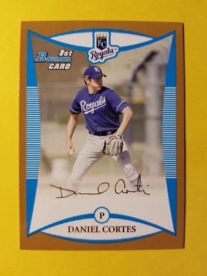 DANIEL CORTES (SP) RC GOLD SIGNATURE VARIATION #BP82 KC ROYALS * 2008 BOWMAN - Image 1 of 3