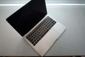 Apple MacBook Pro 13 inch, 2017 A1708 2.3GHZ i5 8Gb 512GB - Afbeelding 1 van 13