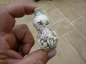 ANCIEN VASE MINIATURE BILOBE A DECOR FLORAL EMAILLE EN RELIEF JAPONISANT - Foto 1 di 4