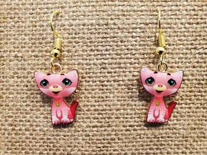 CUTE ENAMEL CAT PIERCED DANGLE EARRINGS, PINK, NEW - Foto 1 di 3
